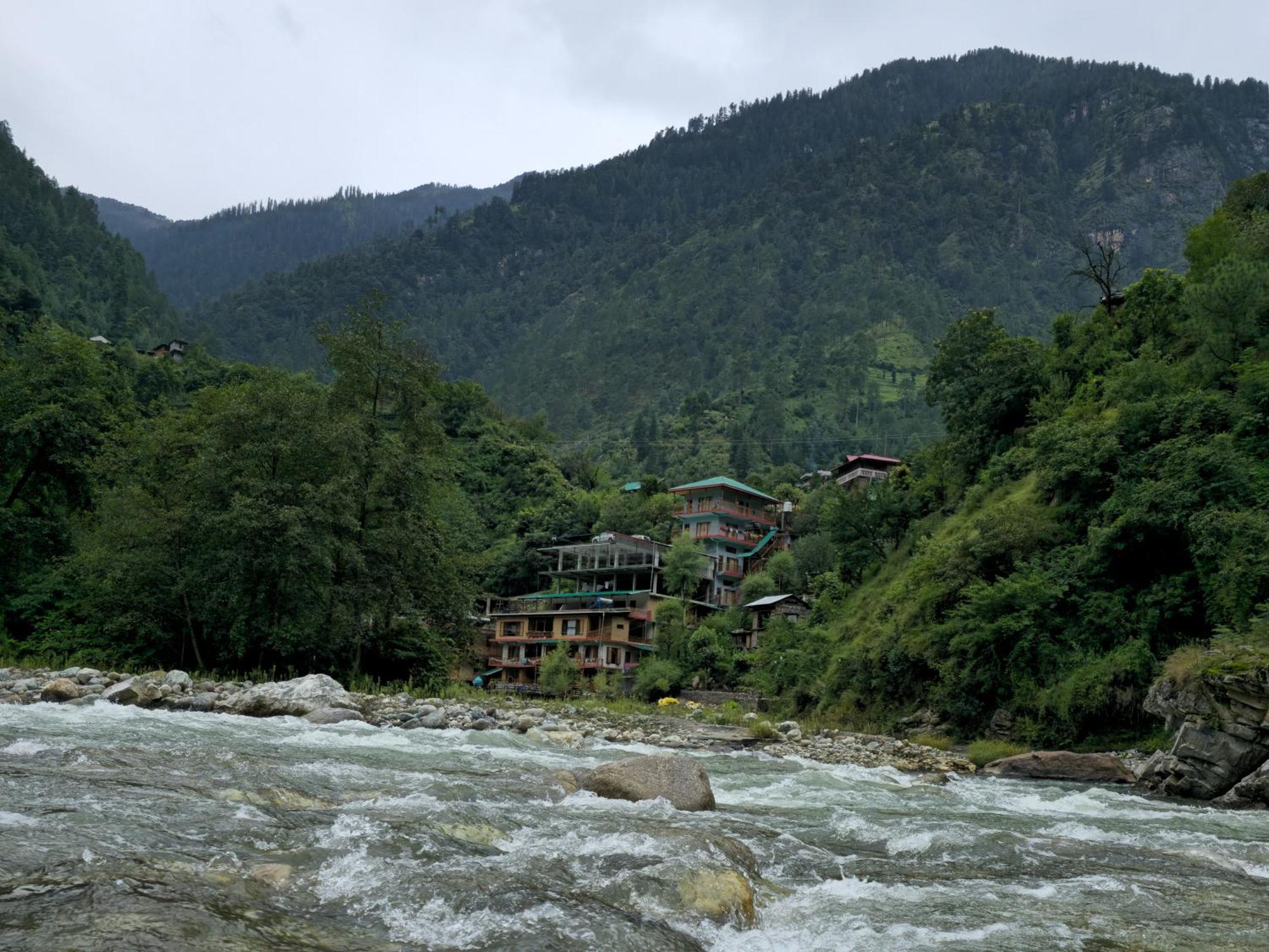 Sharda Resort-Tirthan Valley Banjar Luaran gambar